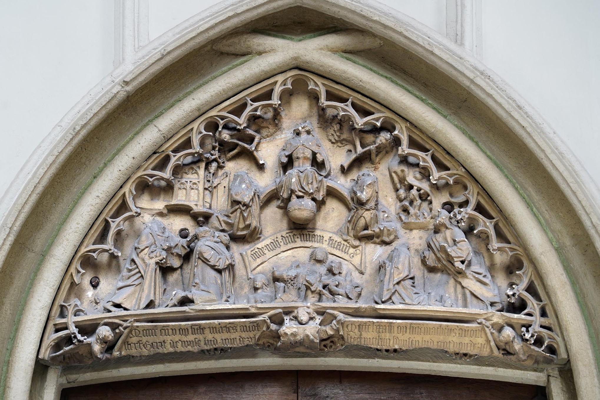 Timpaan met beeldenstormschade in de Stevenskerk