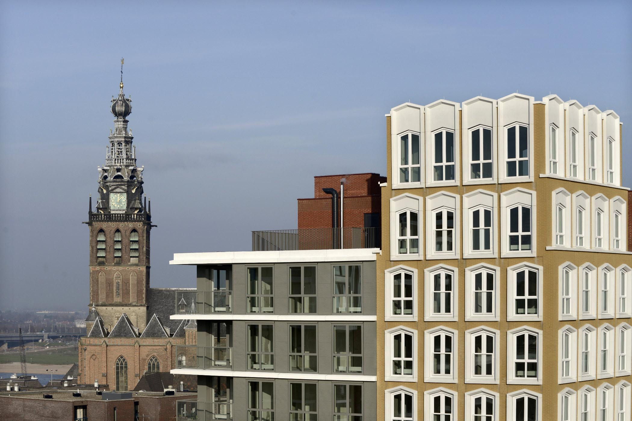 Zicht op de Stevenskerk met nieuwbouw op Plein 1944