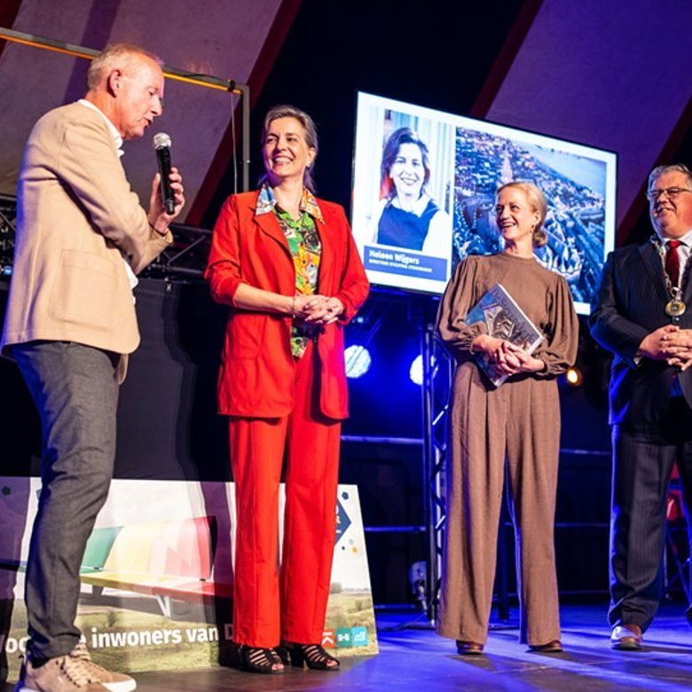 Grote cheque van KlokHolding voor Stevenskerk