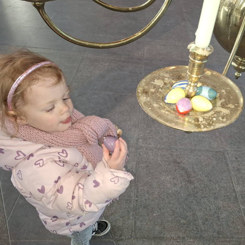 Paaseieren zoeken in de Stevenskerk